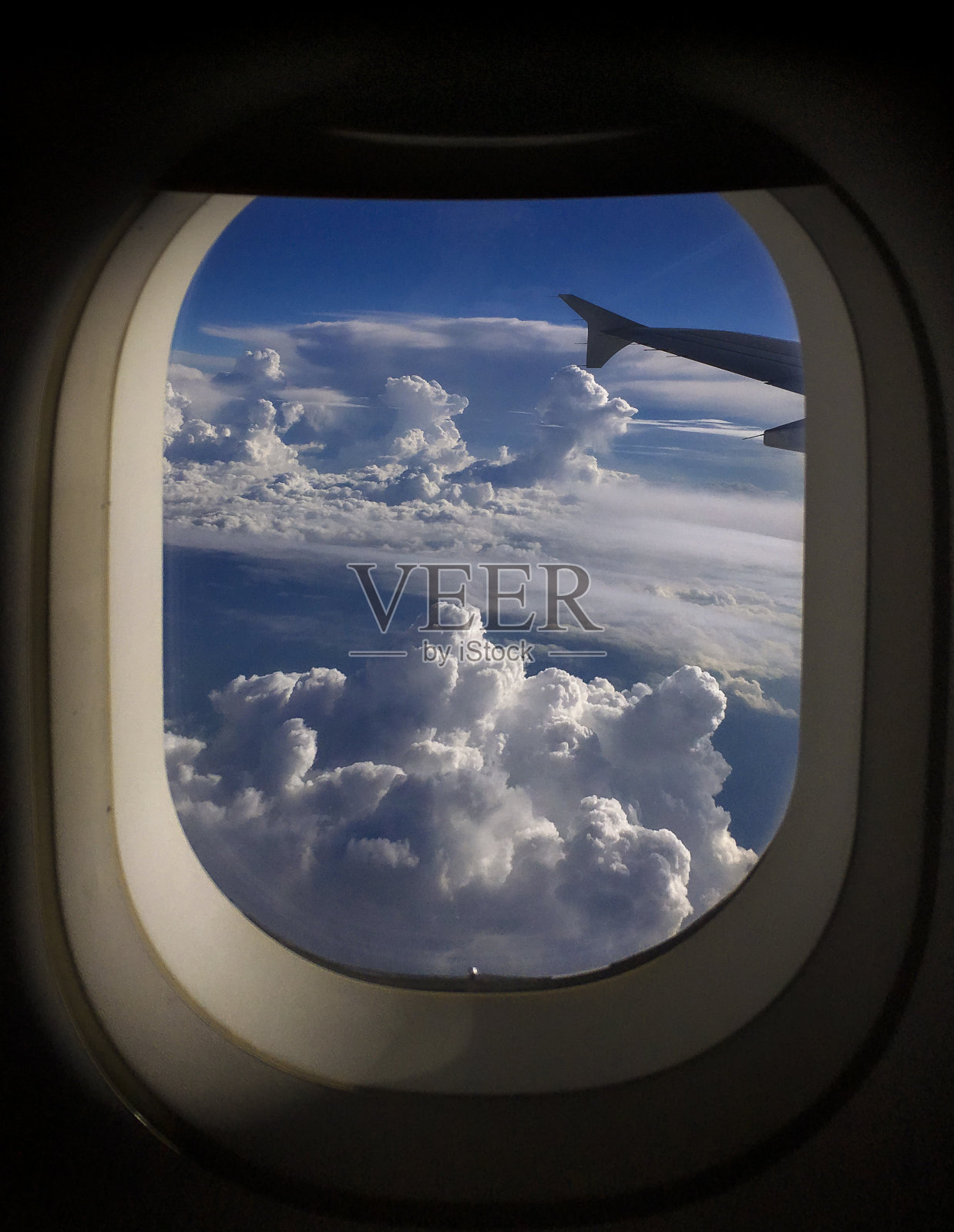 窗外的云放着飞机。照片摄影图片