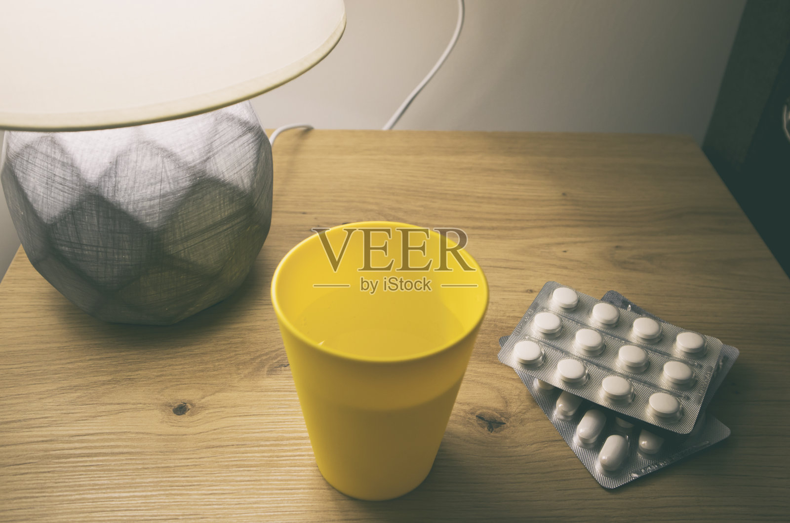 床头柜上的药盒照片摄影图片