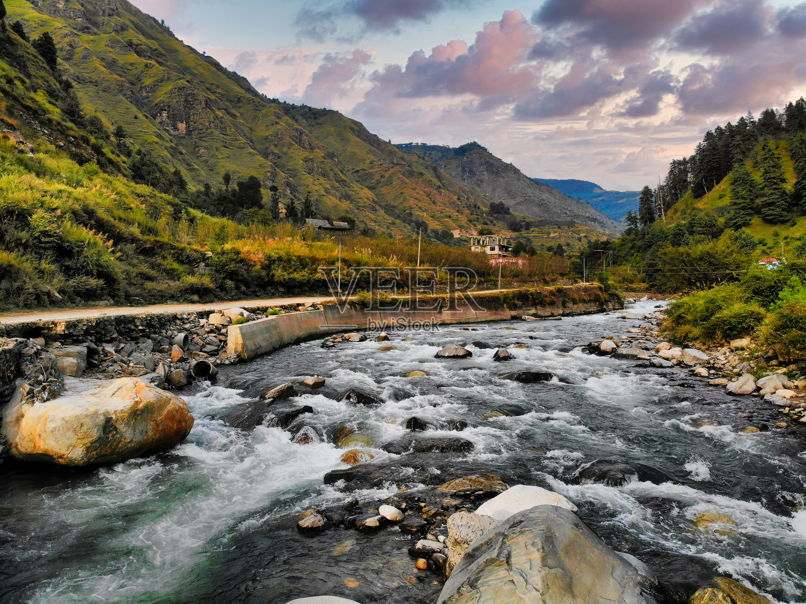 从空中俯瞰一条河流流经山脉照片摄影图片