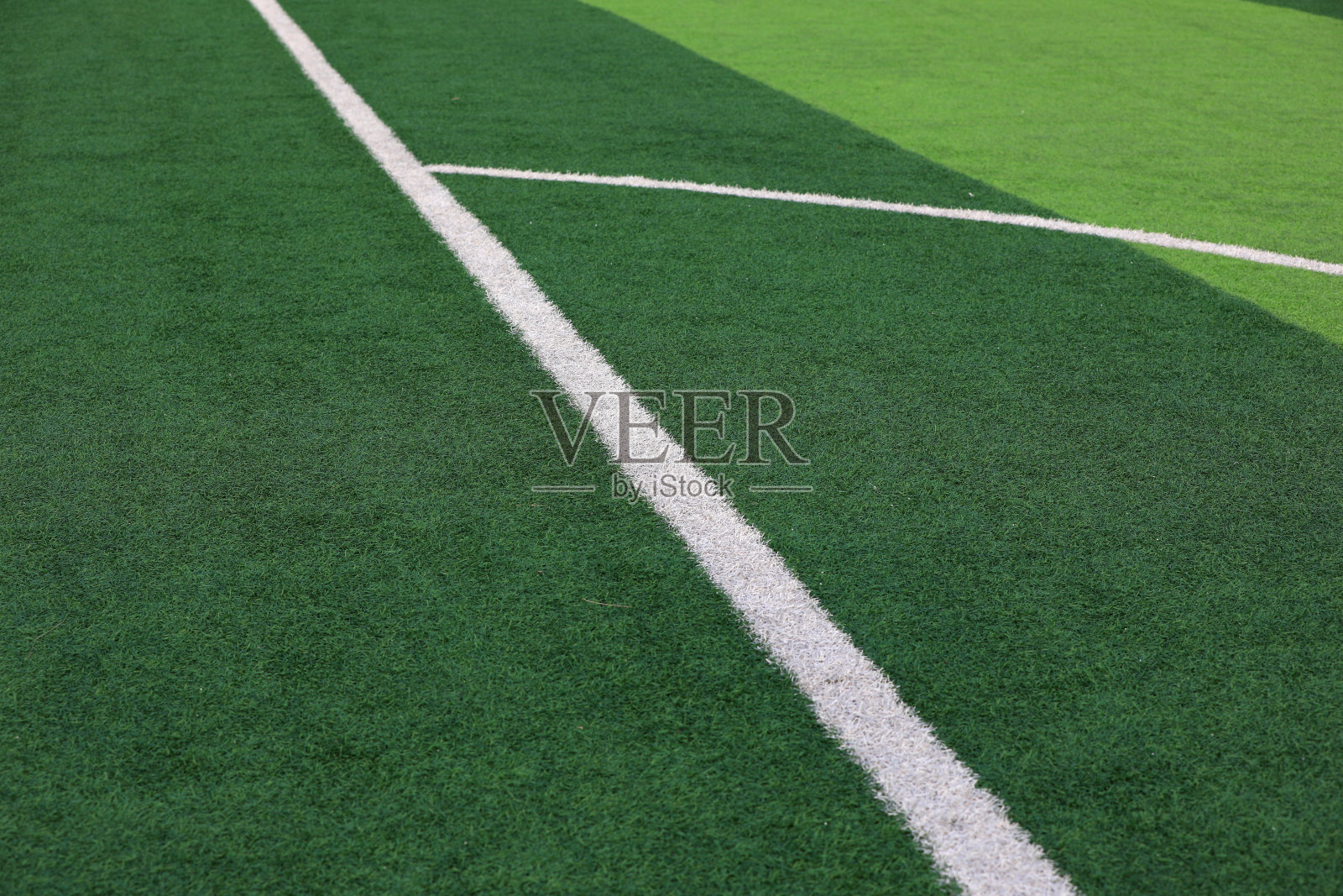 白线在绿色草坪上照片摄影图片