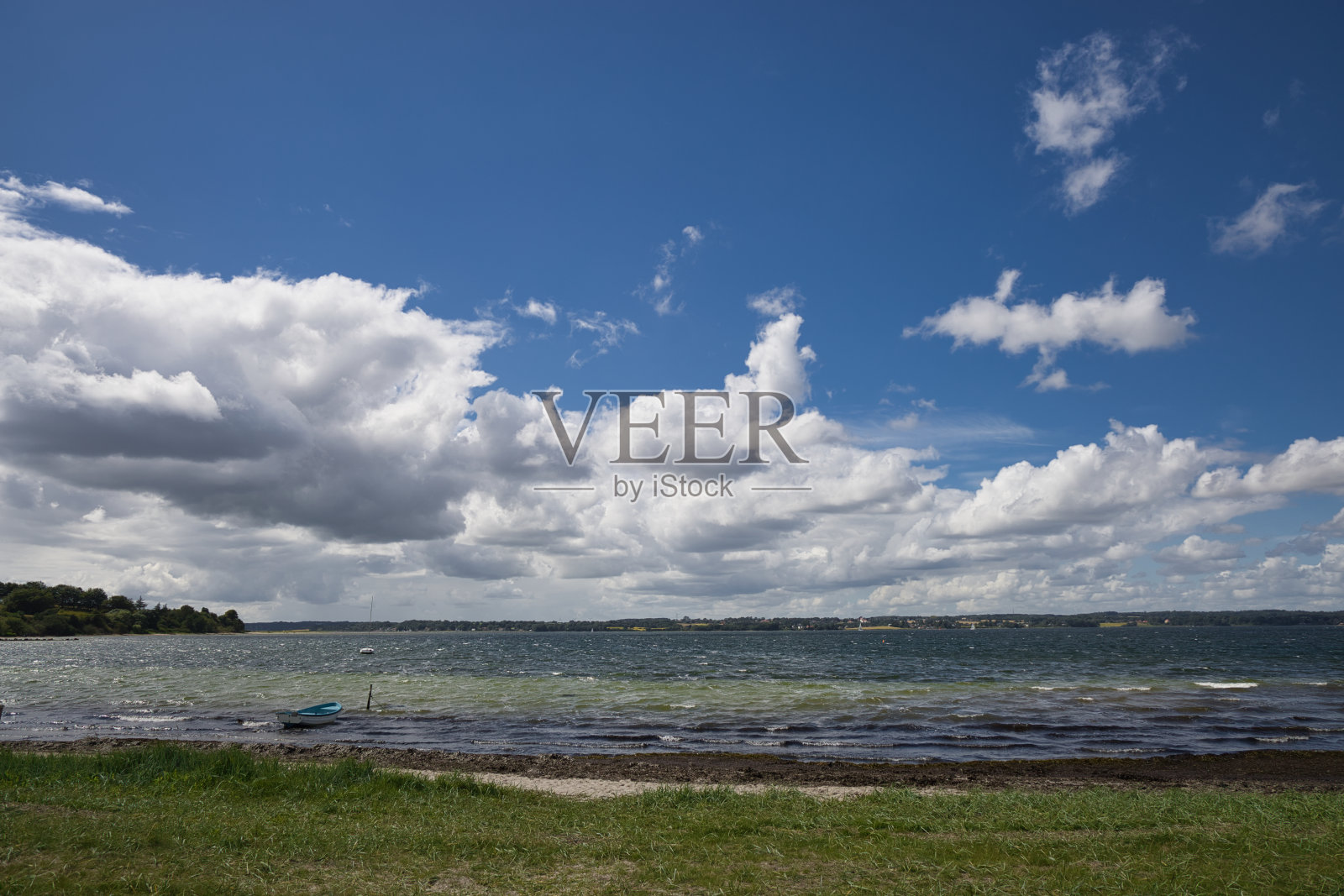 霍尔尼斯，德国，波罗的海的海滩，德国名字Flensburger Forde Foerde有蓝天和引人注目的云照片摄影图片