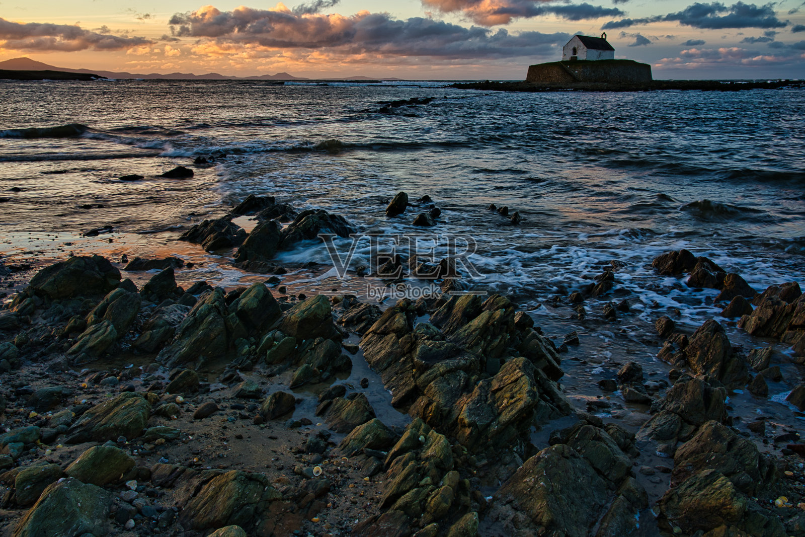 英国威尔士安格尔西岛克里比瑙潮汐岛上的小教堂照片摄影图片