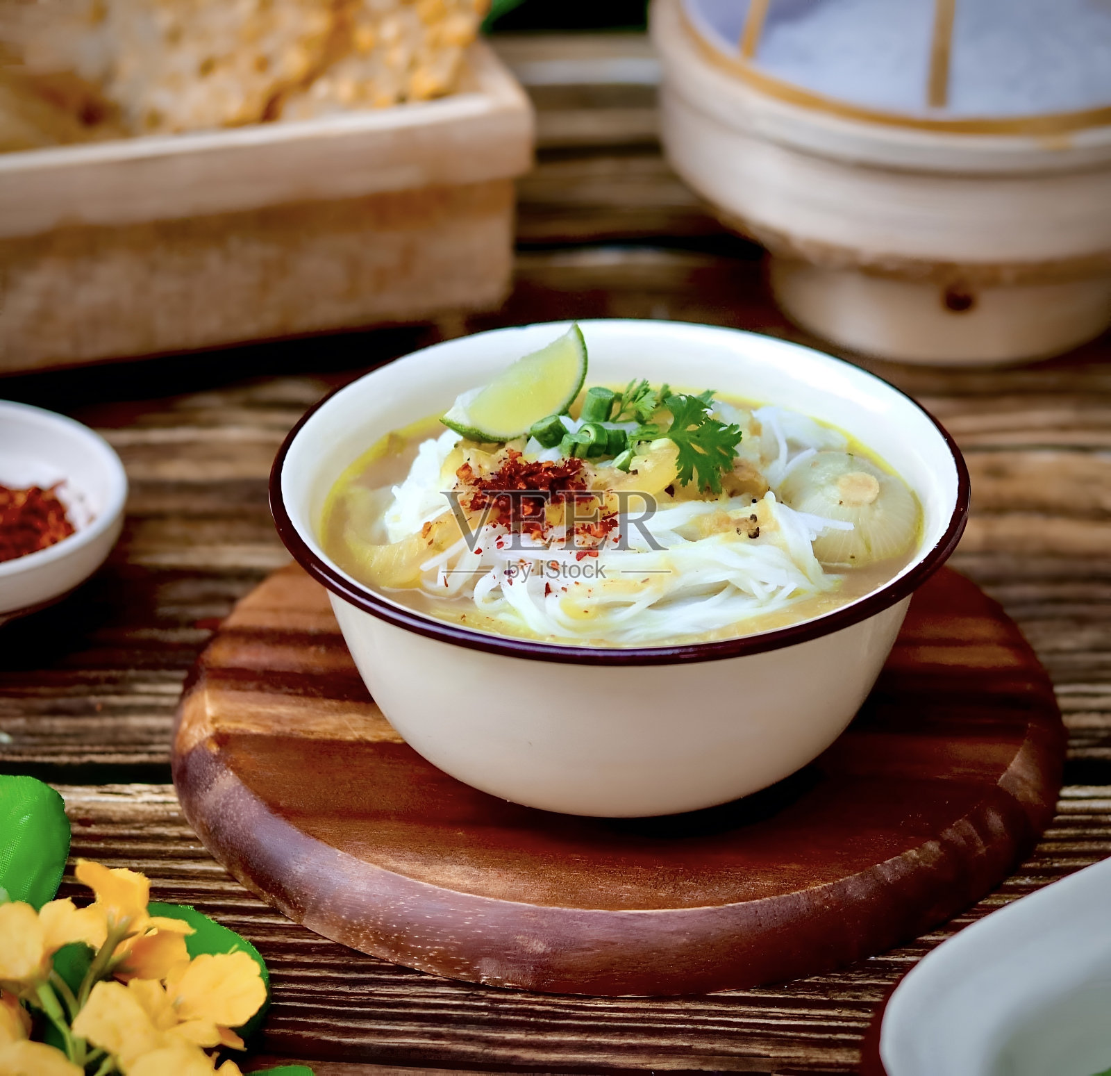 缅甸传统的或经典的米粉鱼汤称为mohinga照片摄影图片