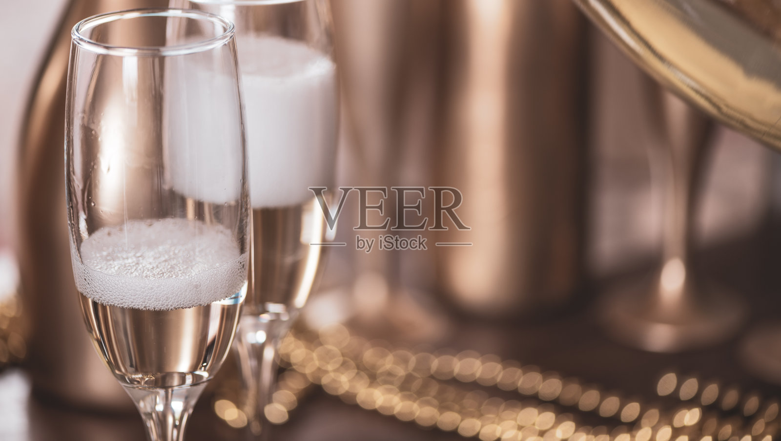 节日背景与眼镜，香槟和复印空间照片摄影图片