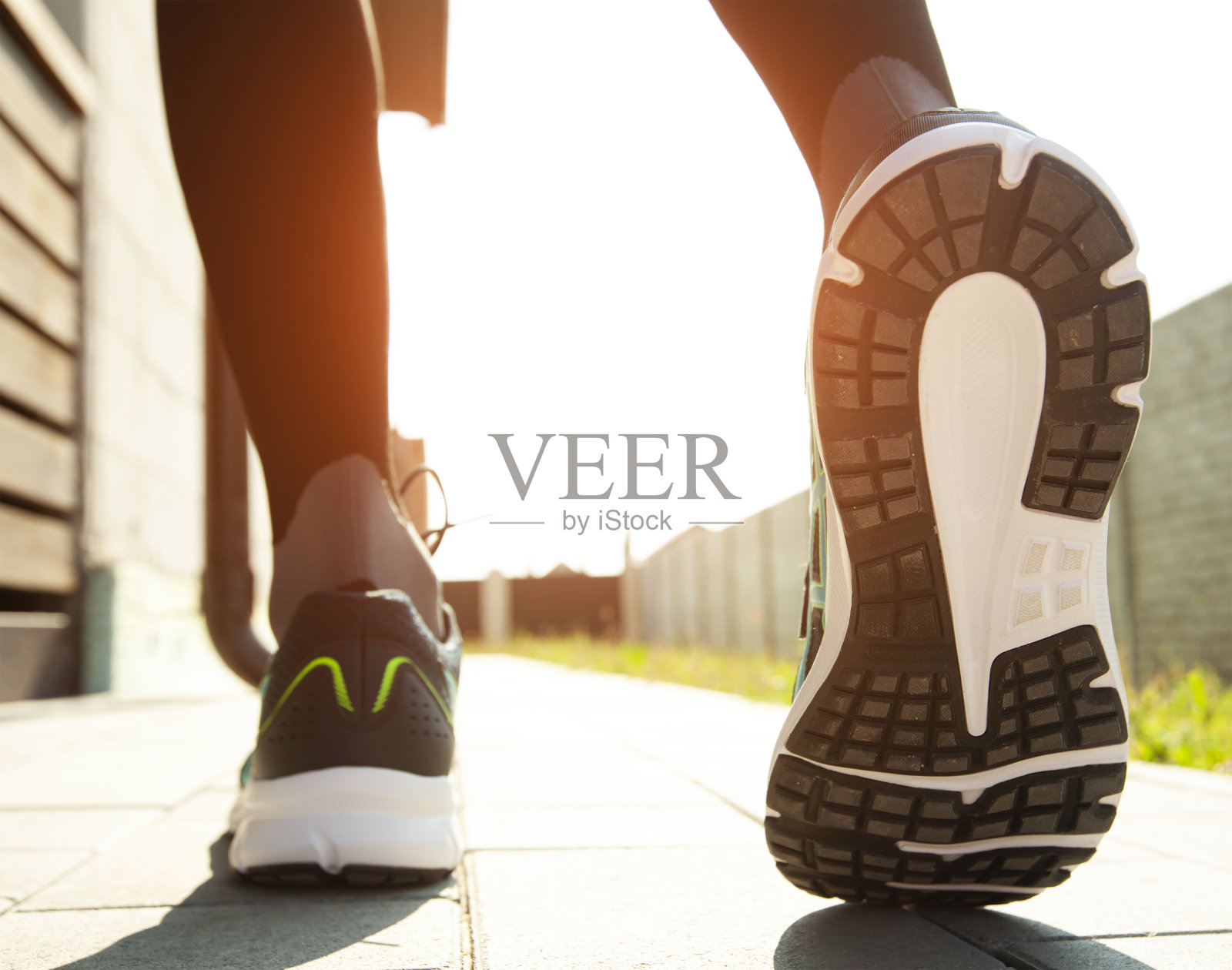 开始慢跑的人的鞋子特写镜头照片摄影图片