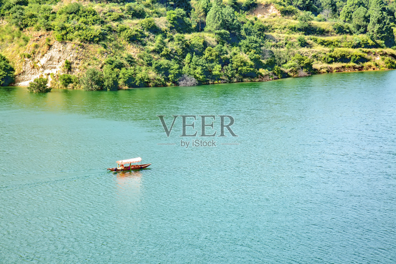 老特赫里路湖景对蓝色多云的天空照片摄影图片