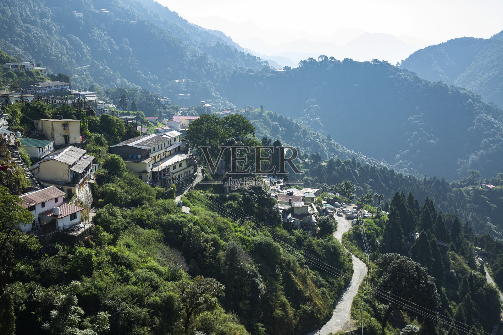 山站景色与青山葱翠，蓝天多云。照片摄影图片