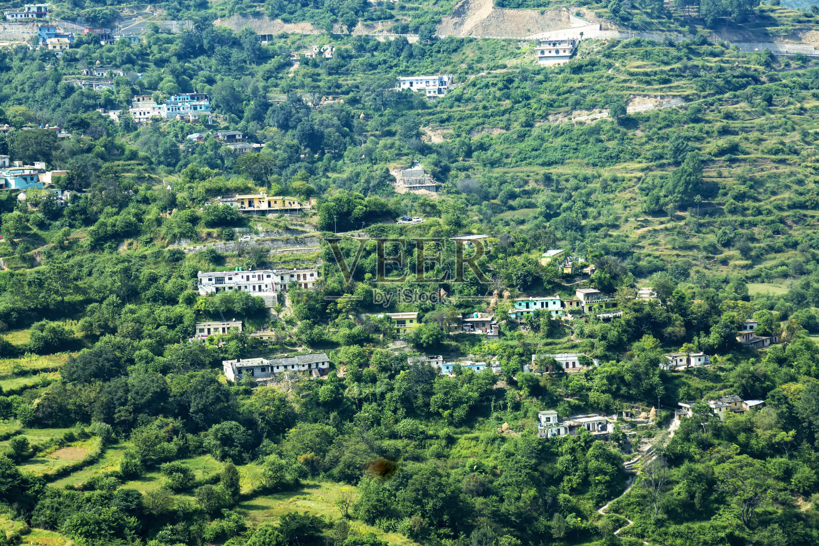 郁郁葱葱的青山和蓝蓝的多云的天空在小山车站Mussourie照片摄影图片