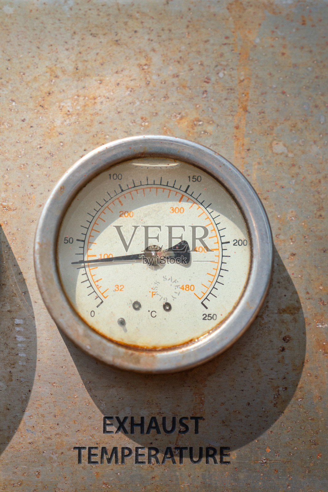 机器排气温度计。照片摄影图片