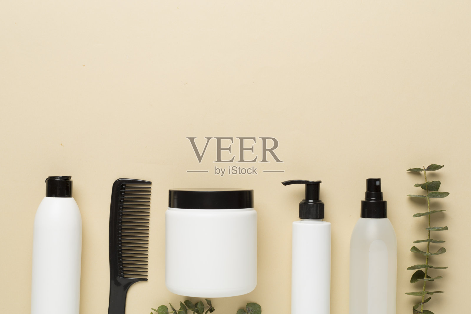 专业护发产品，梳在颜色背景上，俯视图照片摄影图片