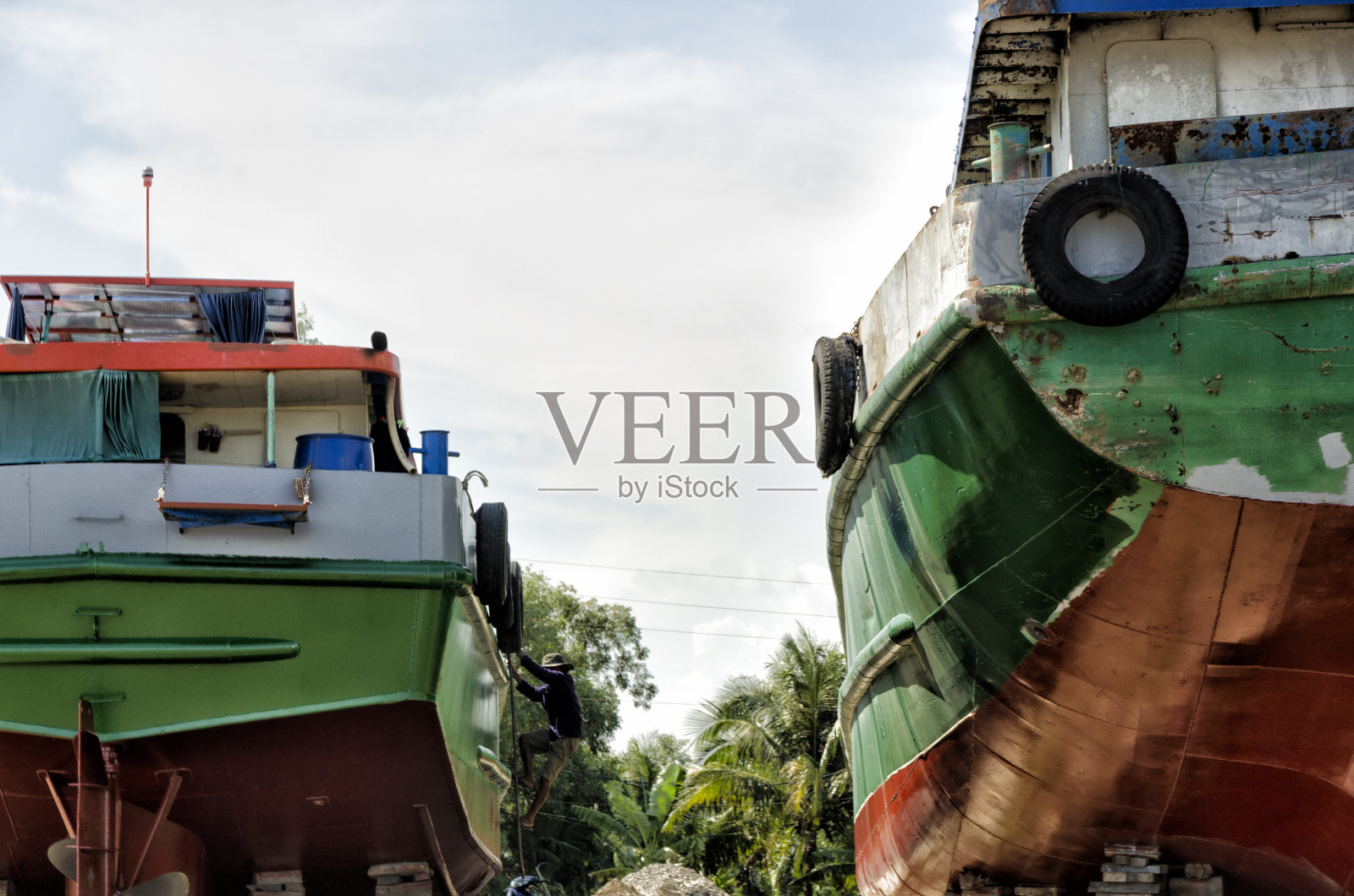 在本贸易河上航行照片摄影图片