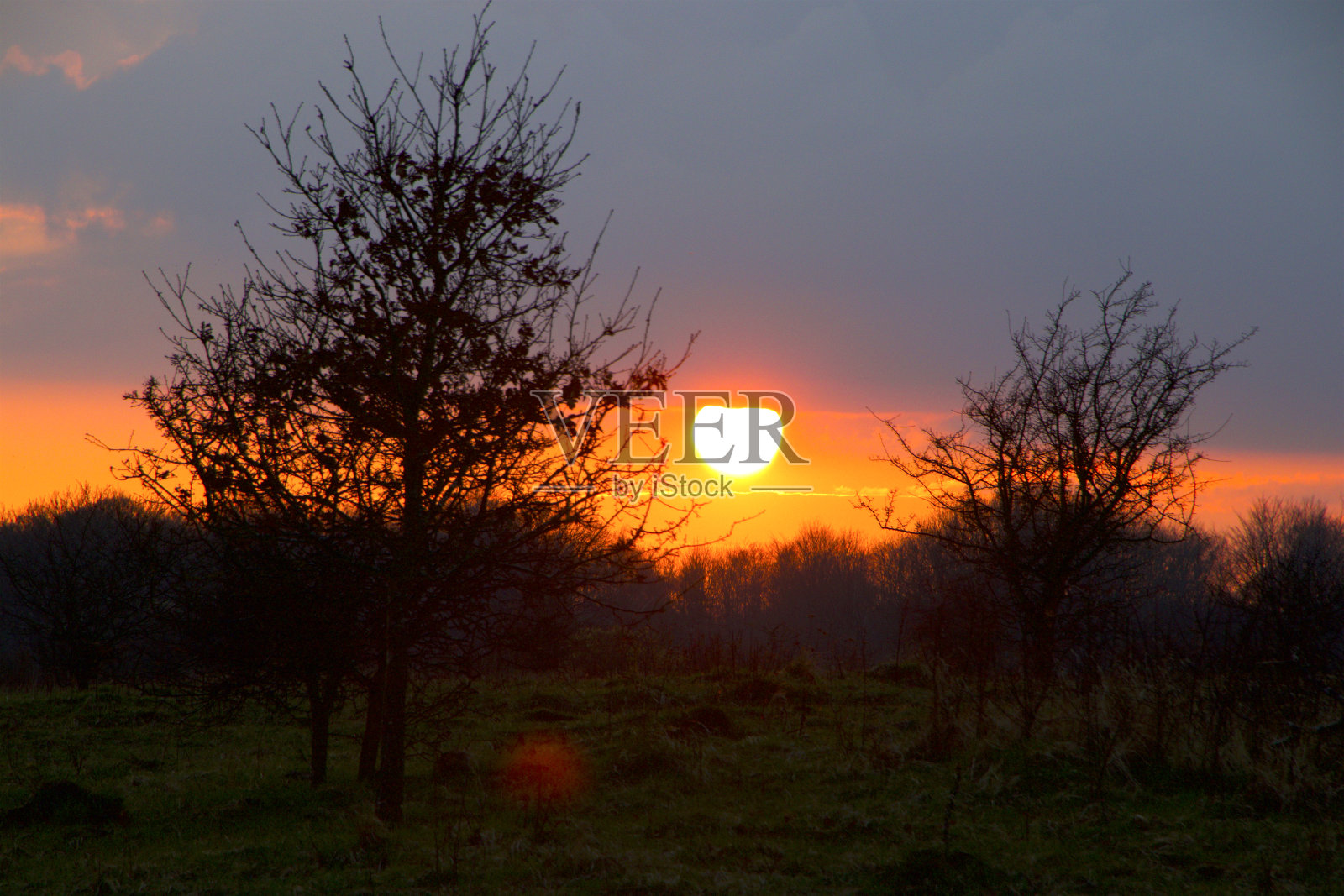 太阳在日落时出来照片摄影图片