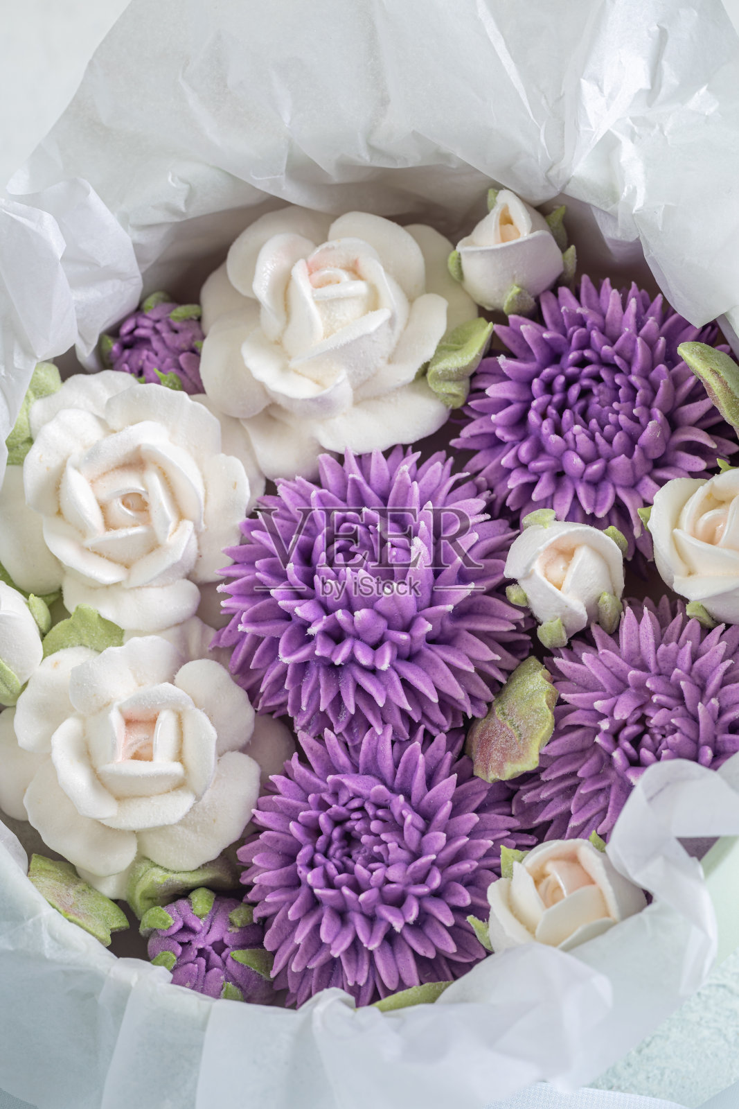 和风花束在一个礼盒上的光背景。西风和少量的糖。天然产物照片摄影图片