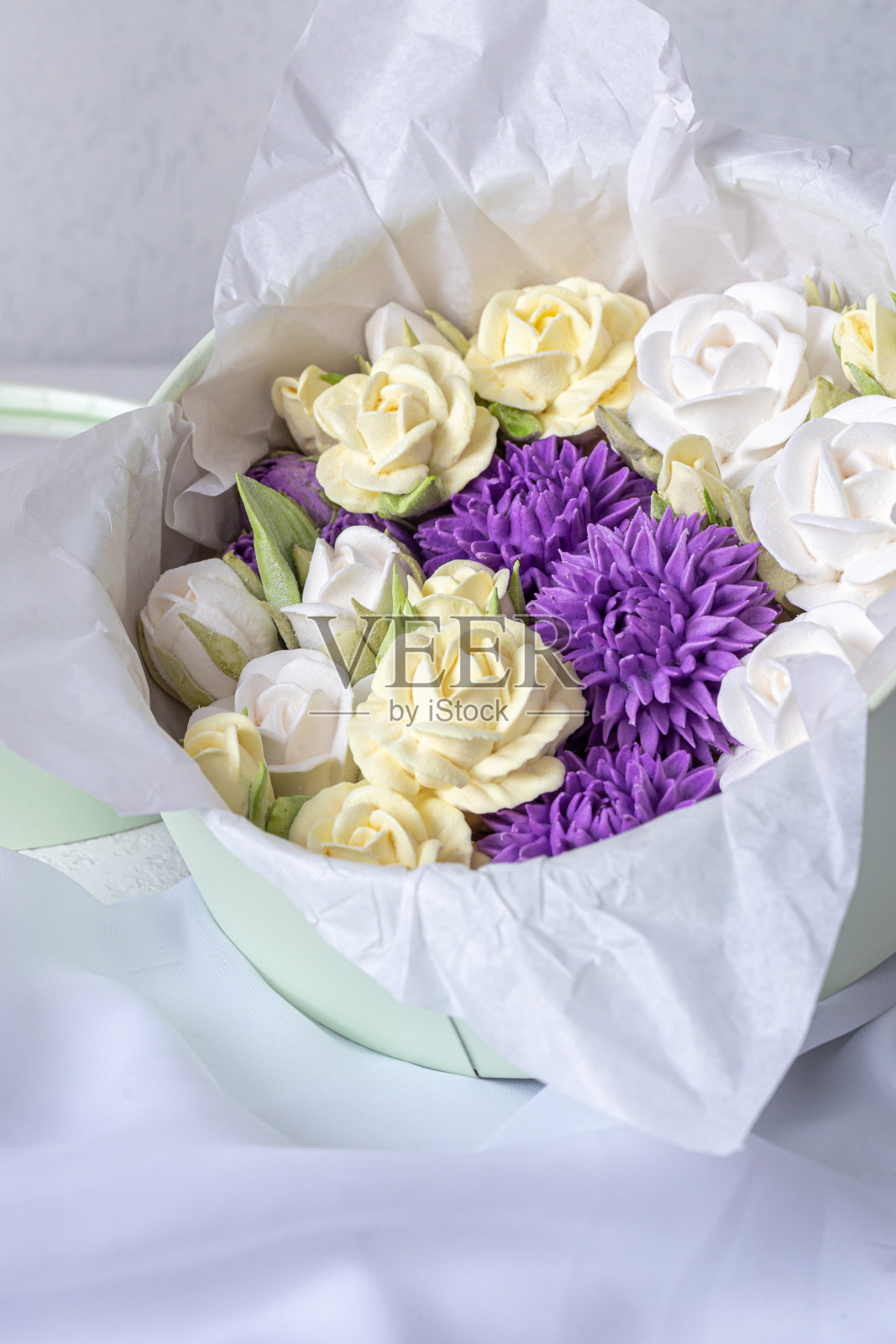 和风花束在一个礼盒上的光背景。西风和少量的糖。天然产物照片摄影图片