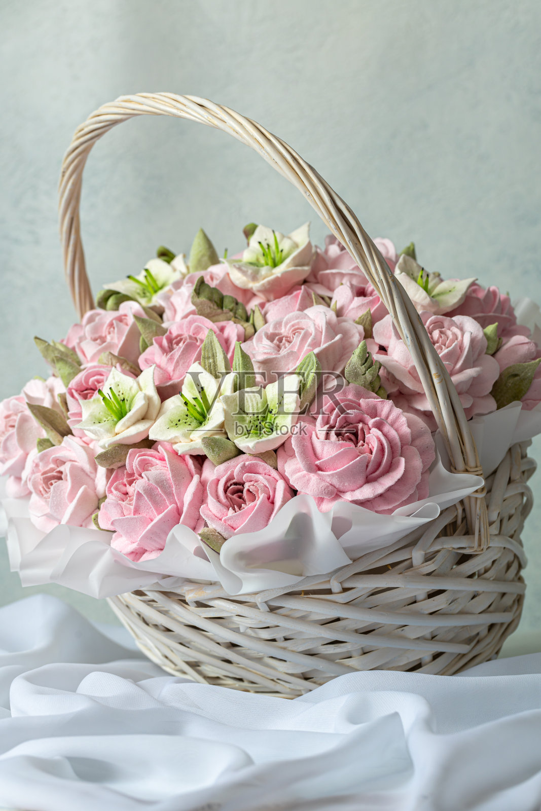 和风花束在一个礼盒上的光背景。西风和少量的糖。天然产物照片摄影图片