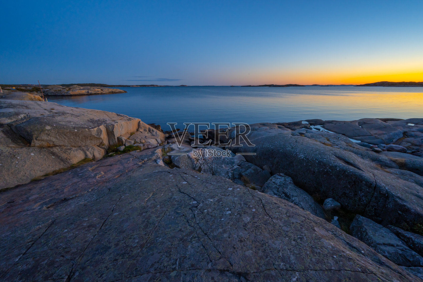 花岗岩悬崖的夜间照片…照片摄影图片