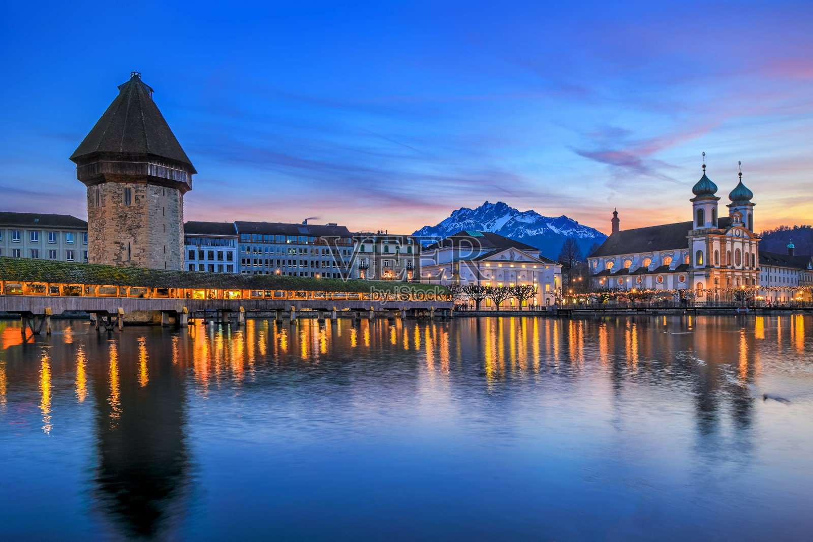 晚上的卢塞恩大桥和耶稣教堂照片摄影图片