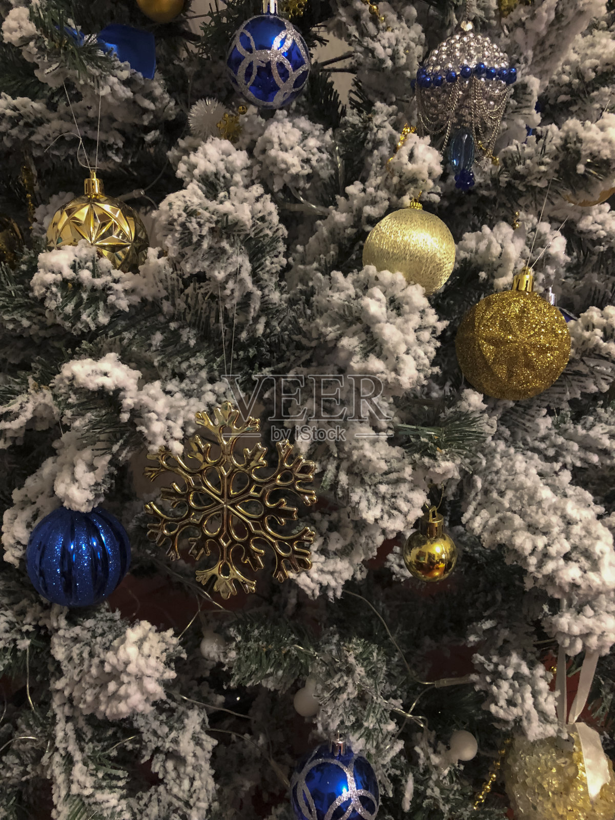 圣诞树上金色和蓝色的球和雪花，特写照片摄影图片