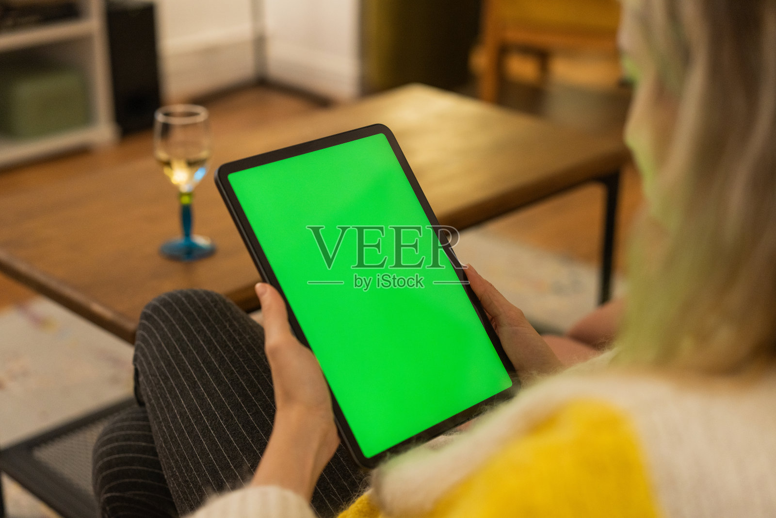 微笑的白人女人忙着浏览平板电脑照片摄影图片