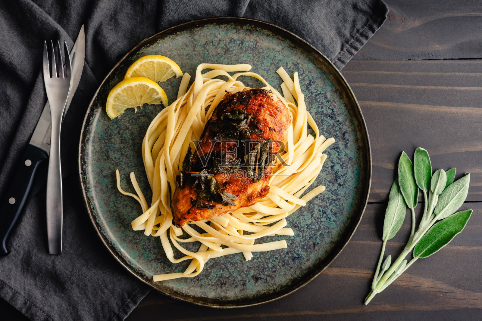 新鲜鼠尾草鸡胸肉配意大利宽面照片摄影图片
