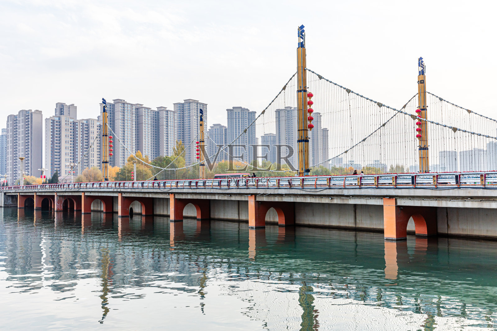 河上的电缆桥照片摄影图片