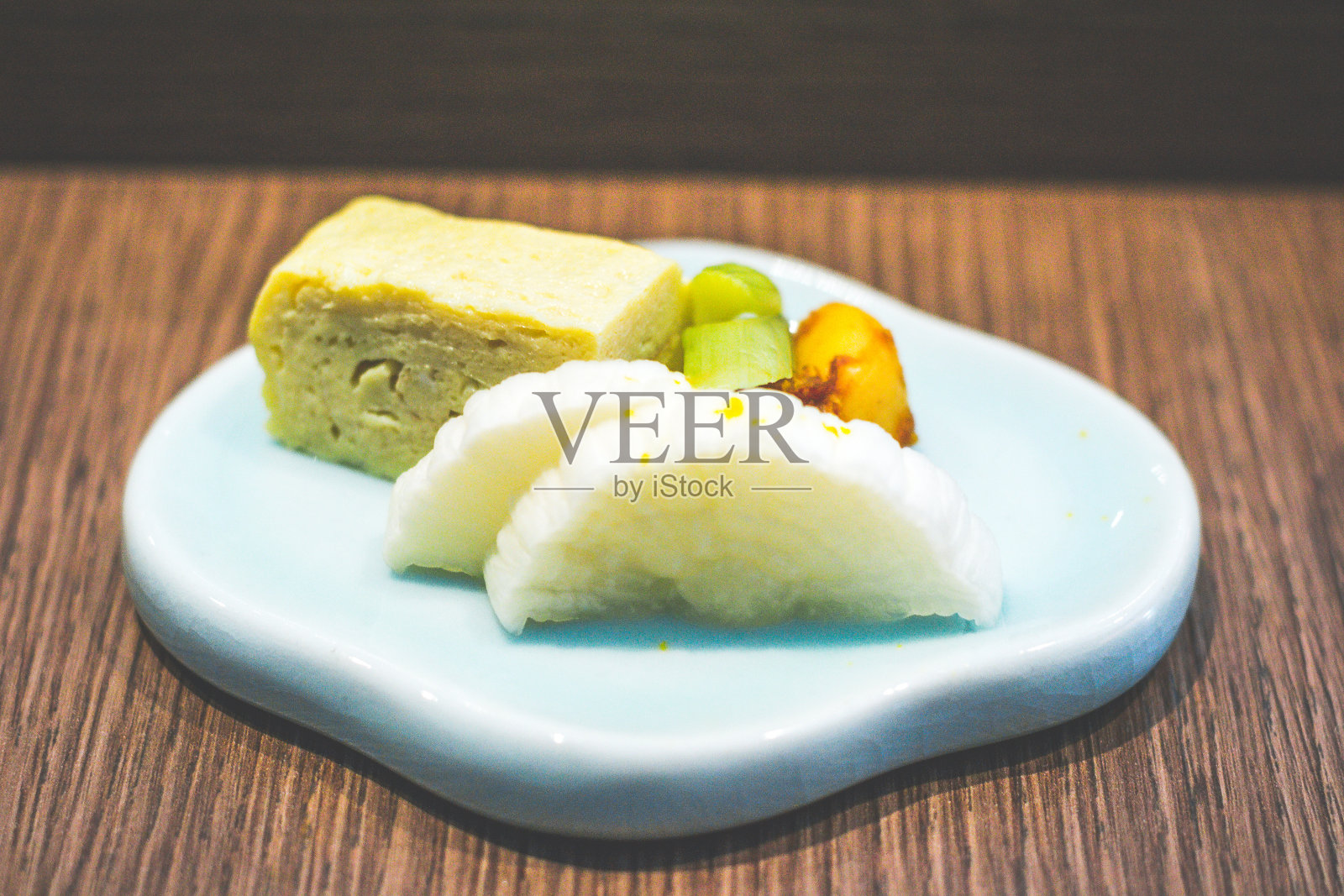 一小份日本白萝卜泡菜和腌蛋，放在小盘子里照片摄影图片