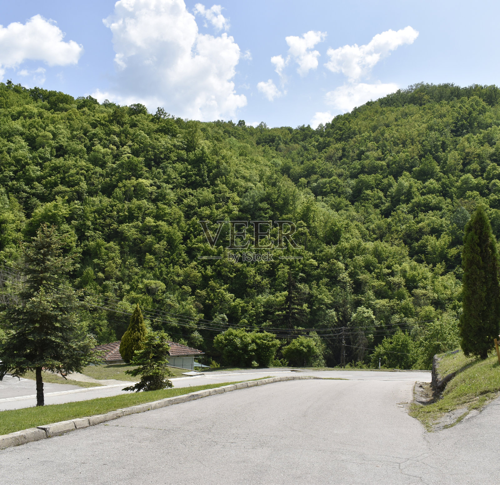 欧洲塞尔维亚巴尼亚Prolom Banja的步道和森林照片摄影图片