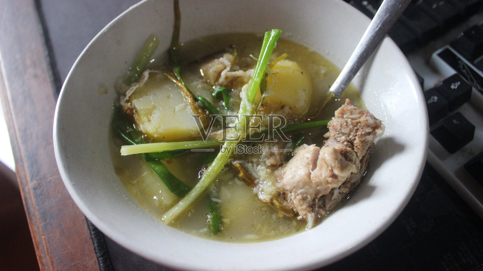 一碗牛肉汤照片摄影图片