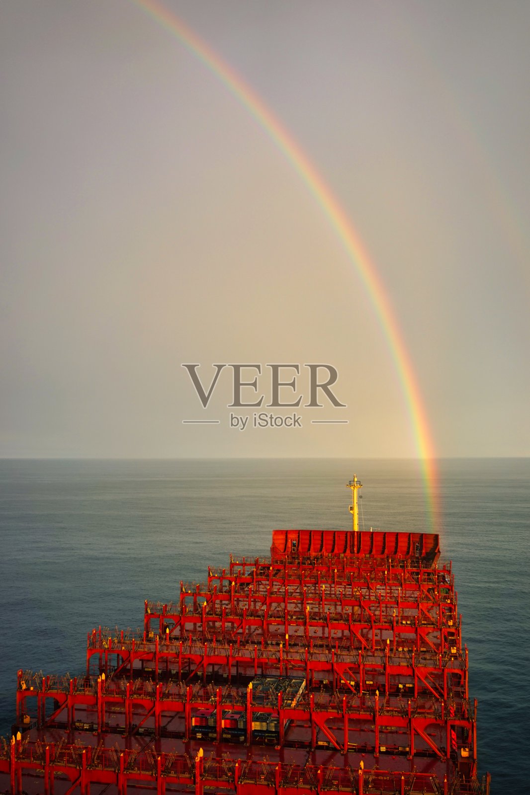 货轮上空的彩虹照片摄影图片