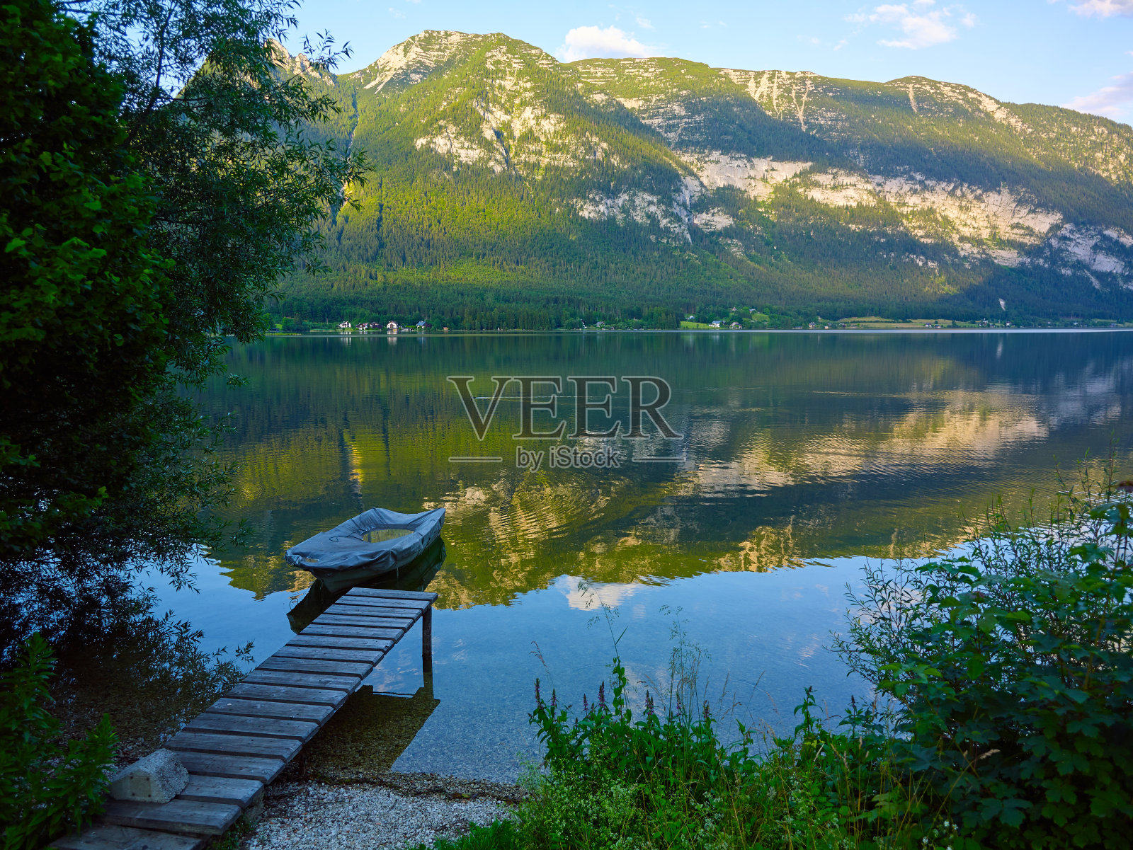 哈尔施塔特湖码头上的日出。上奥地利地区。照片摄影图片