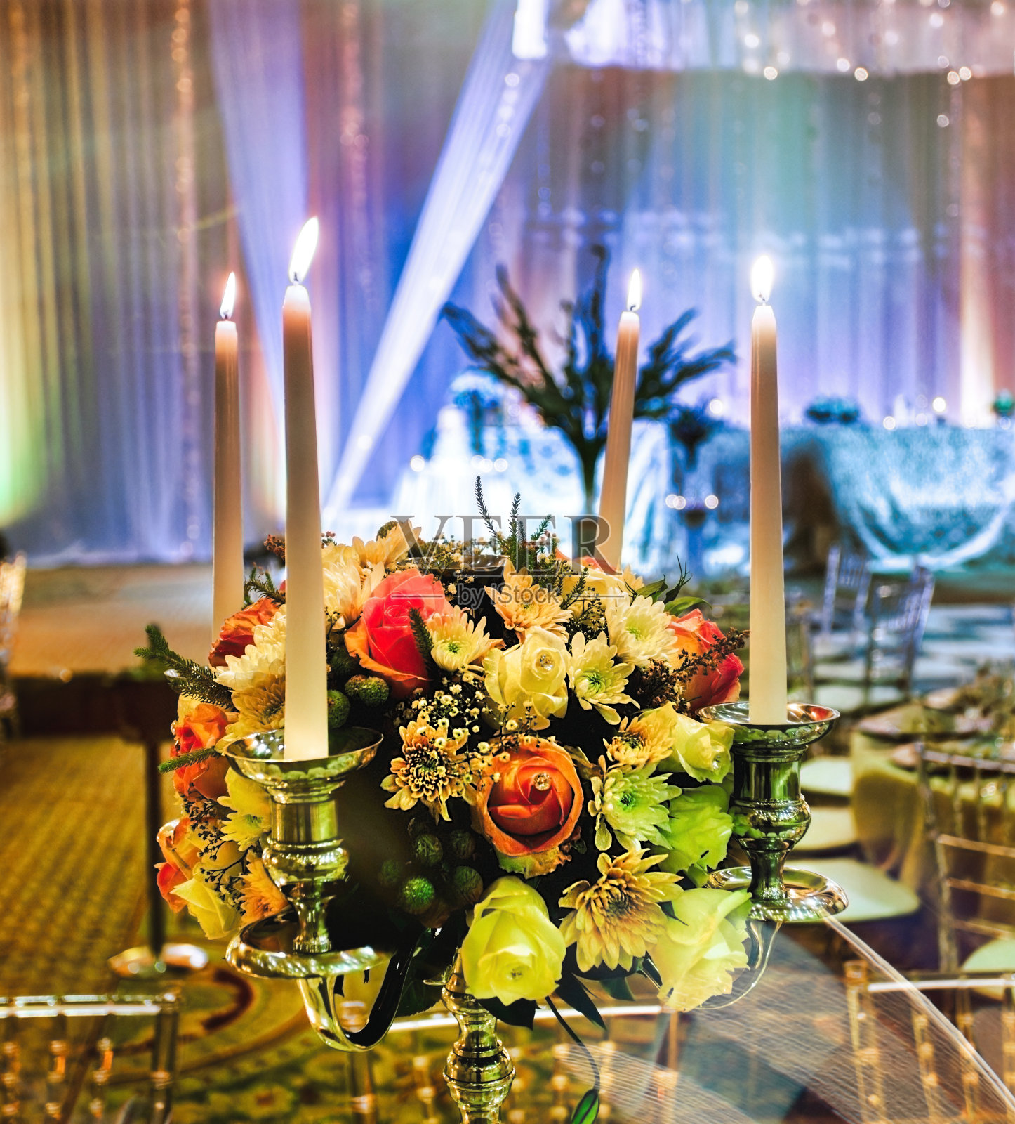 装饰精美的宴会厅，烛光摇曳照片摄影图片