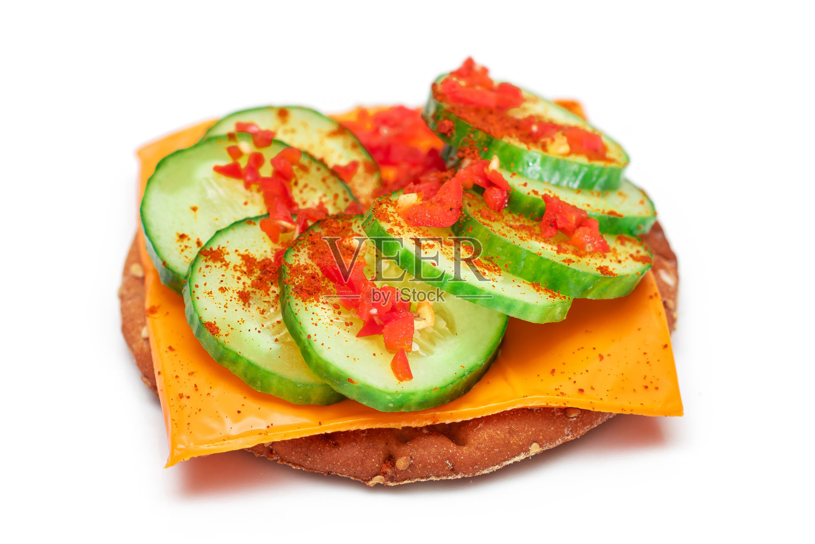 鲜黄瓜、芝士及红辣椒夹心脆饼干照片摄影图片