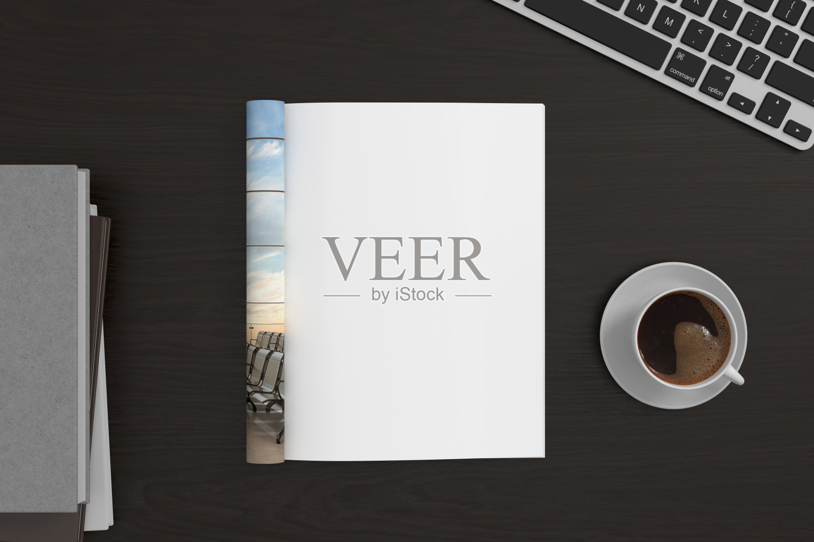 黑色木制办公桌上的杂志右页模型照片摄影图片