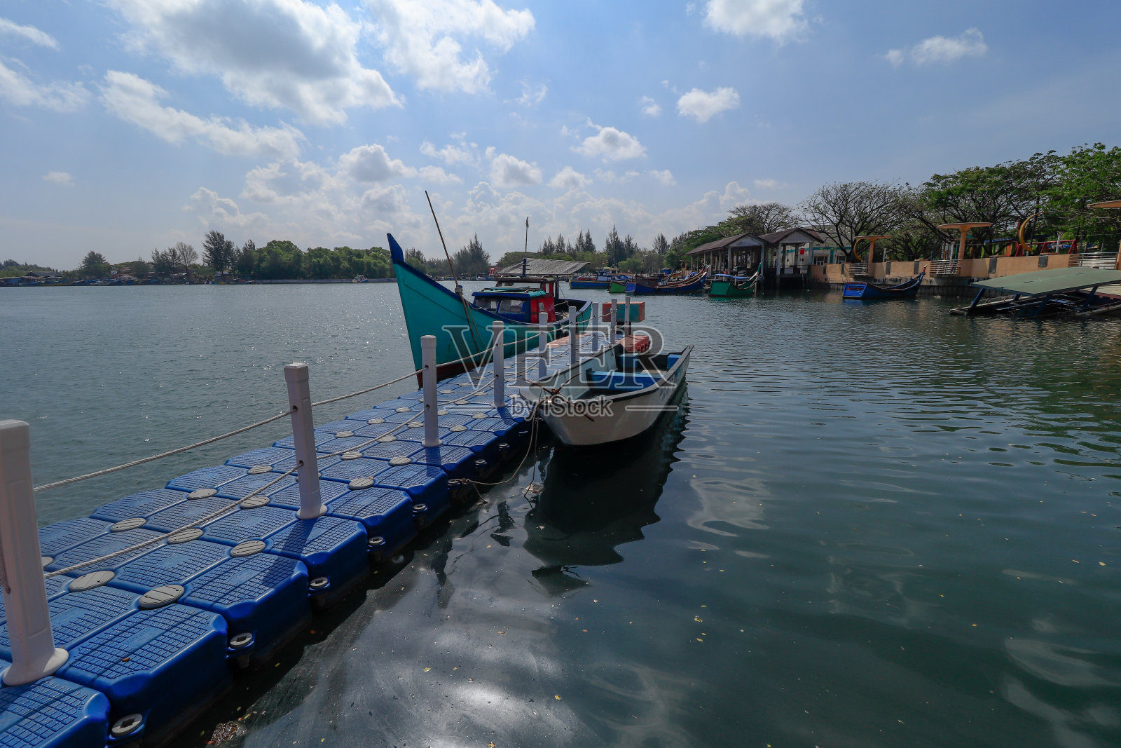 亚齐渔船在Ulee Lheue海滩与蓝天背景照片摄影图片