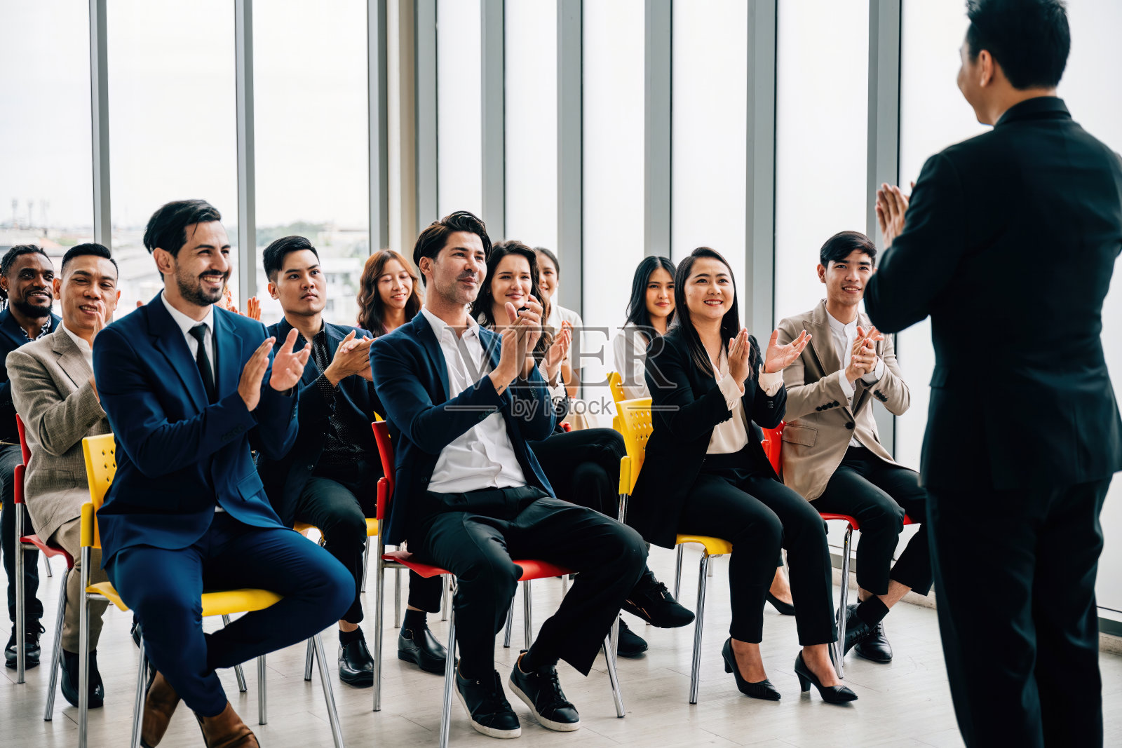 不同的业务团队在充满活力的办公环境中鼓掌，承认新产品的成功。合作精神、动力和团队精神贯穿始终。照片摄影图片