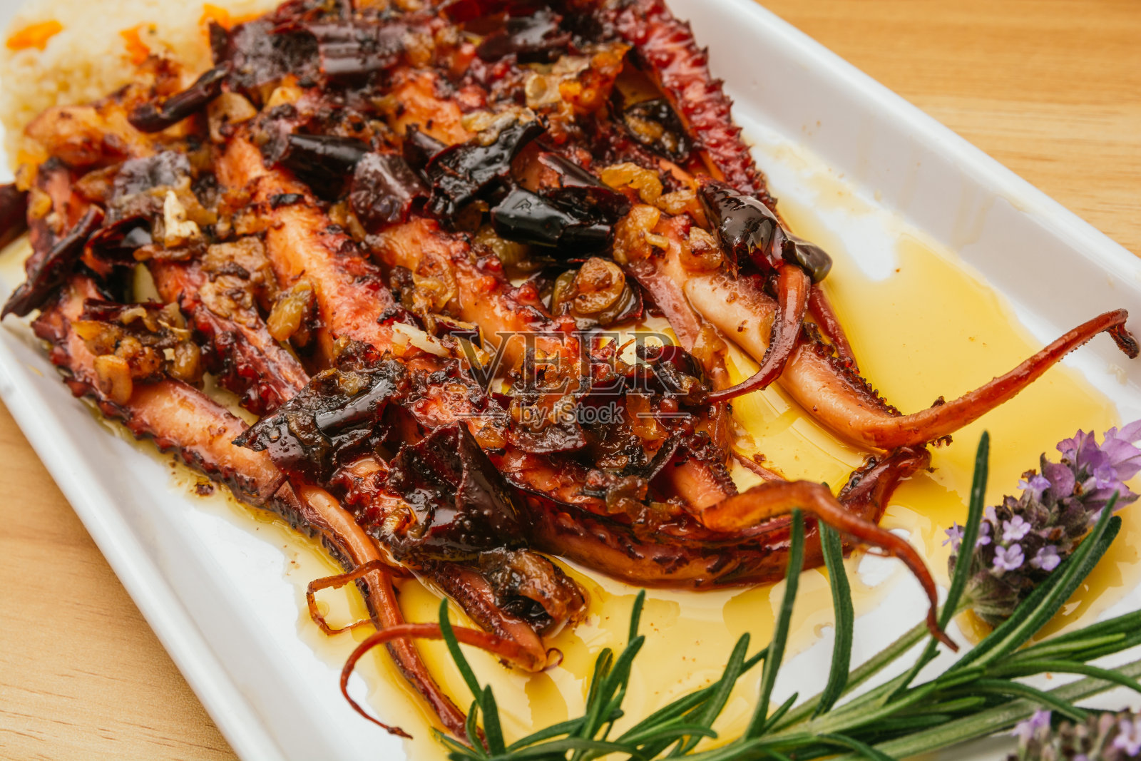 鱿鱼触手，干辣椒和阿斗波，配上白米饭，盛在白色的长方形大盘子里照片摄影图片