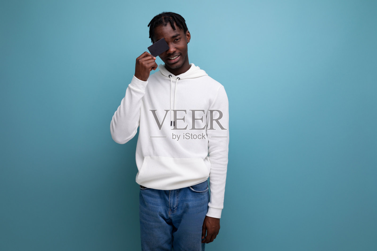 一个皮肤黝黑、黑发的年轻男子拿着一张塑料卡和一个模特一起购物照片摄影图片