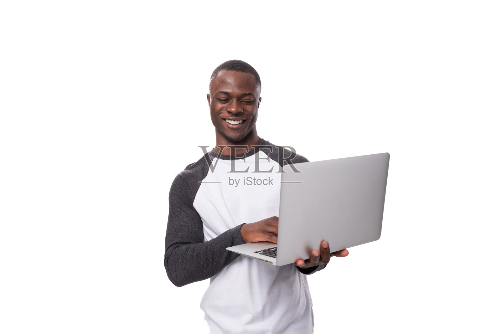 一个穿着随意的美国年轻人正在用笔记本电脑工作照片摄影图片