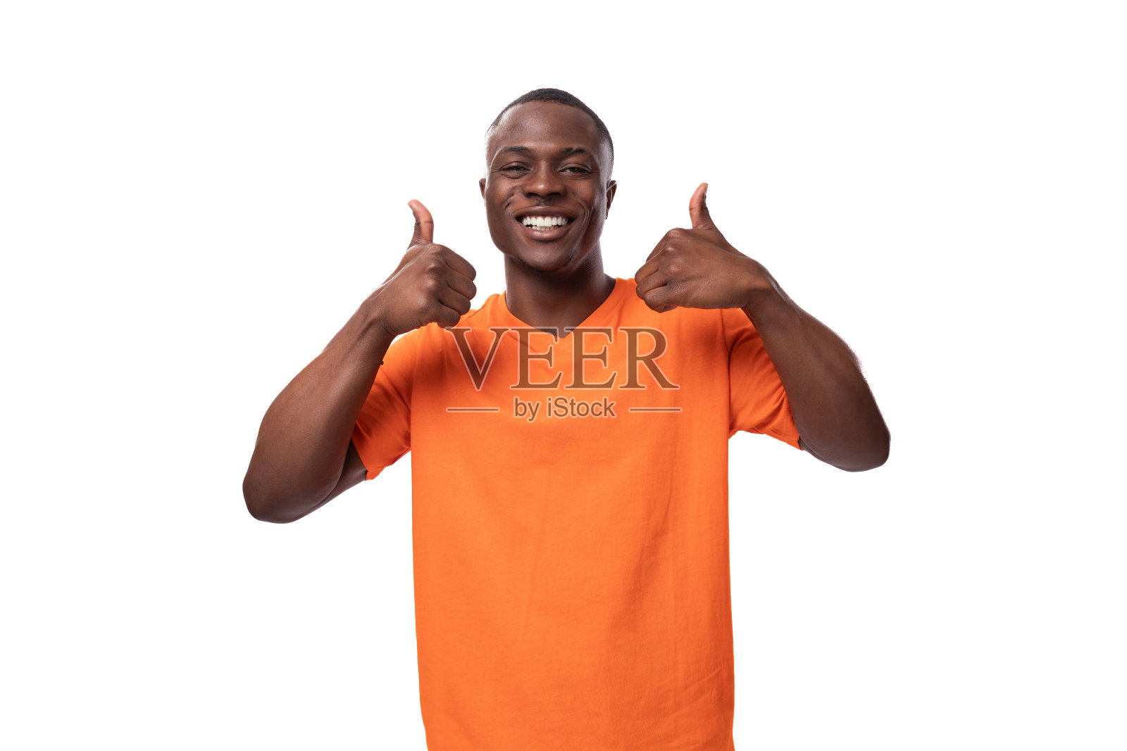 年轻自信的非洲男子穿着橙色t恤，用他的手展示了他的阶级和喜欢照片摄影图片