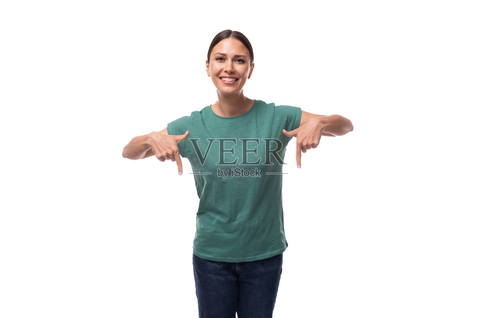 穿着t恤的年轻迷人的白人女人露出双手照片摄影图片