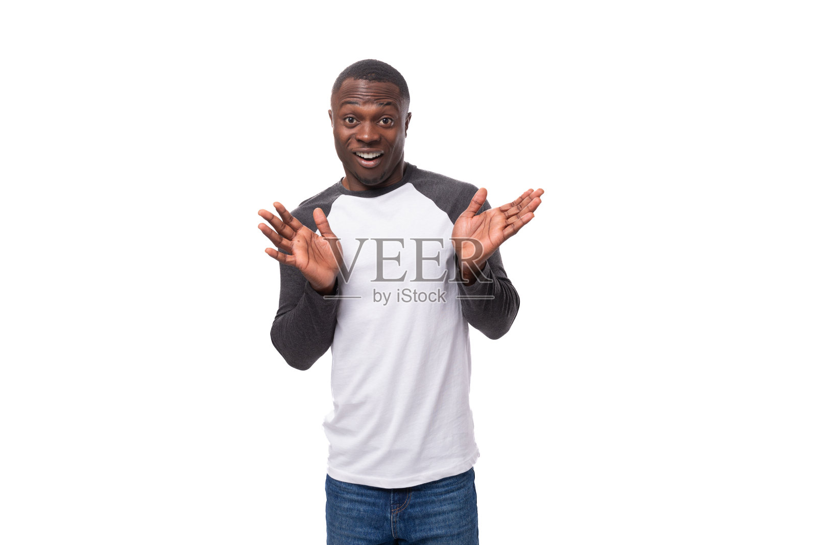 一个留着短发、穿着长袖运动衫的年轻非洲男子的肖像，白色背景上有复制空间照片摄影图片