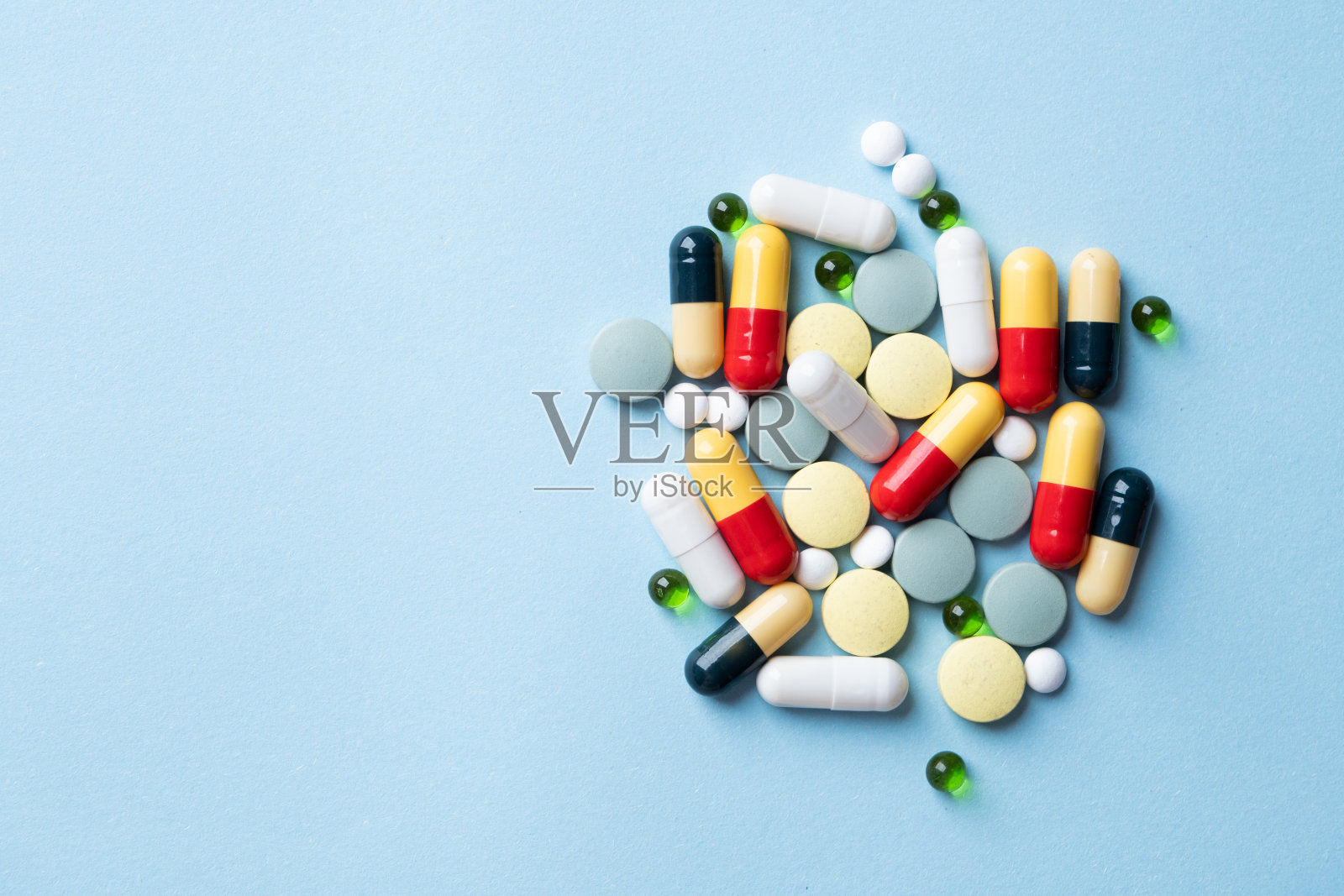 不同的药丸在彩色背景上，平铺照片摄影图片