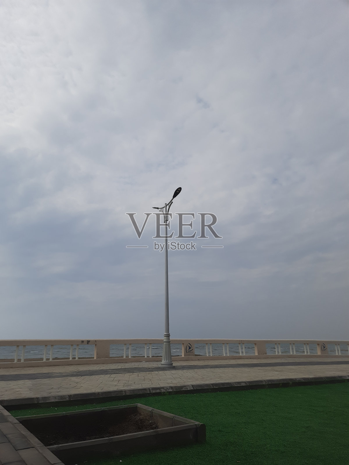 沙特麦加省阿莱斯市滨海路上的大海、天空和灯柱，红海照片摄影图片