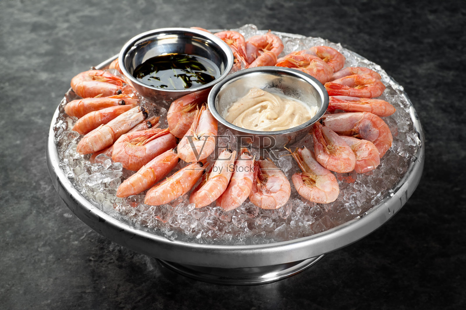 什锦虾仁加柠檬酱冰。零食。照片摄影图片