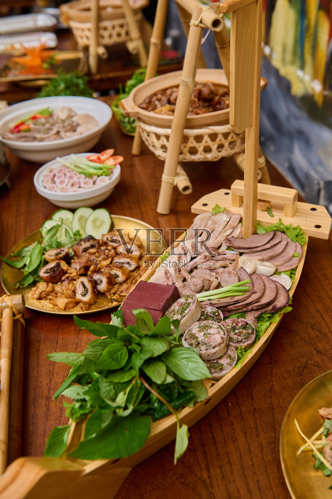 餐桌上的越南菜照片摄影图片