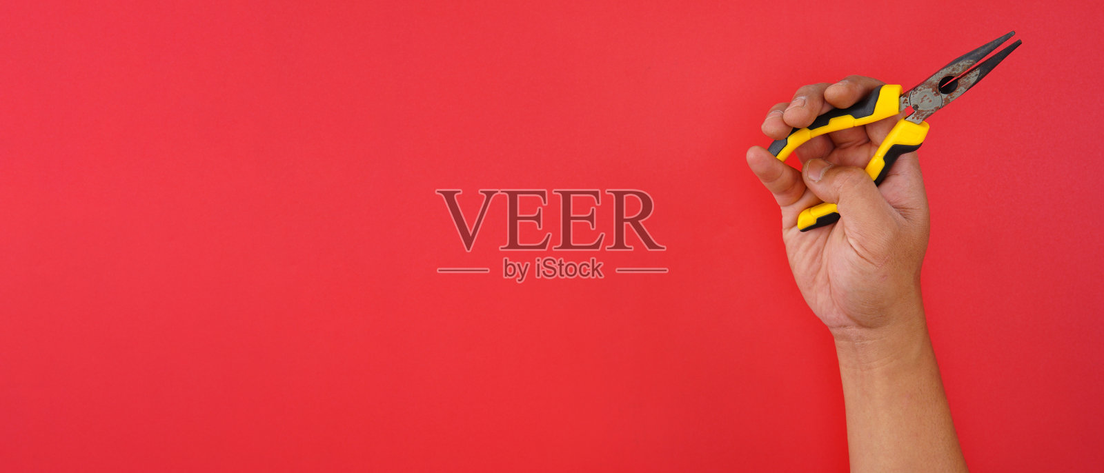 手持工具与红色背景和复制空间照片摄影图片