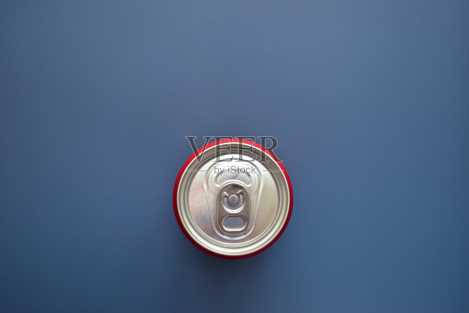 铝制红色罐装软饮料，蓝色纹理背景照片摄影图片