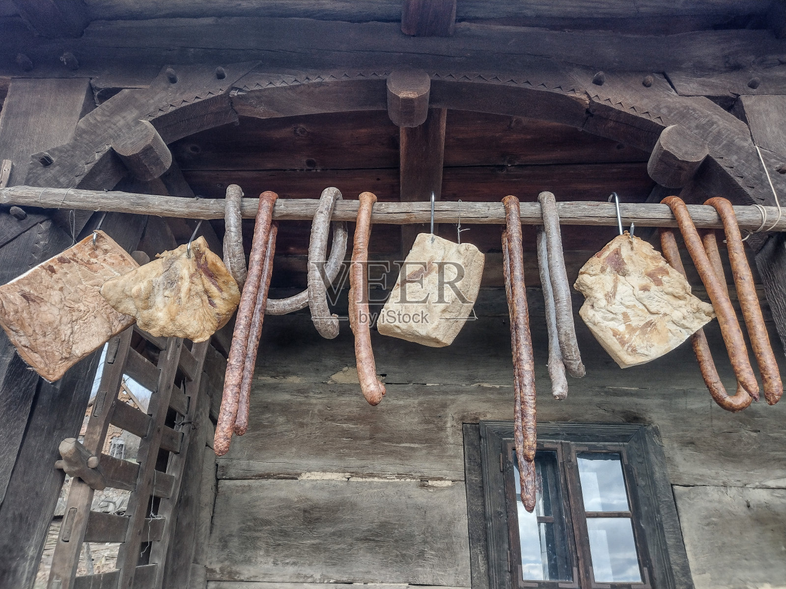 罗马尼亚马拉穆列什县的香肠和猪肉培根照片摄影图片