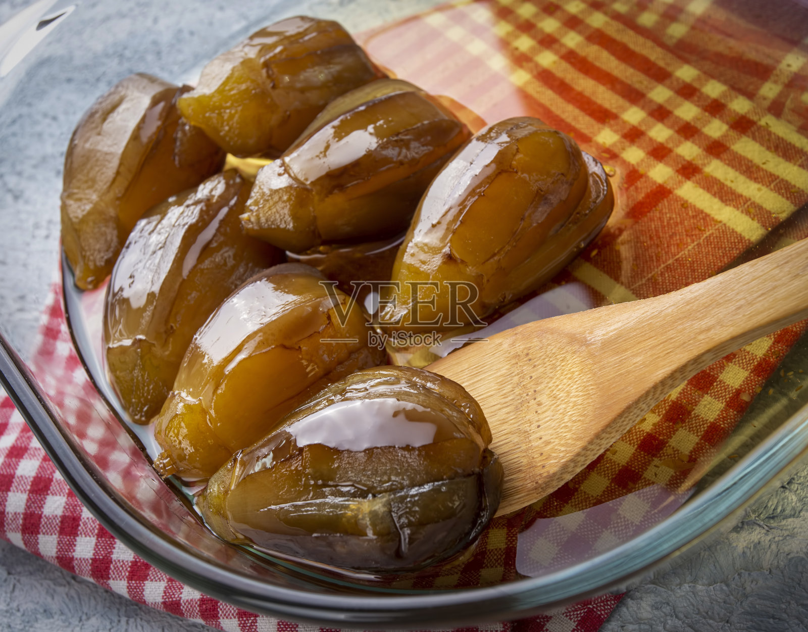 土耳其传统美味甜点茄子酱(土耳其名;patlican receli)照片摄影图片