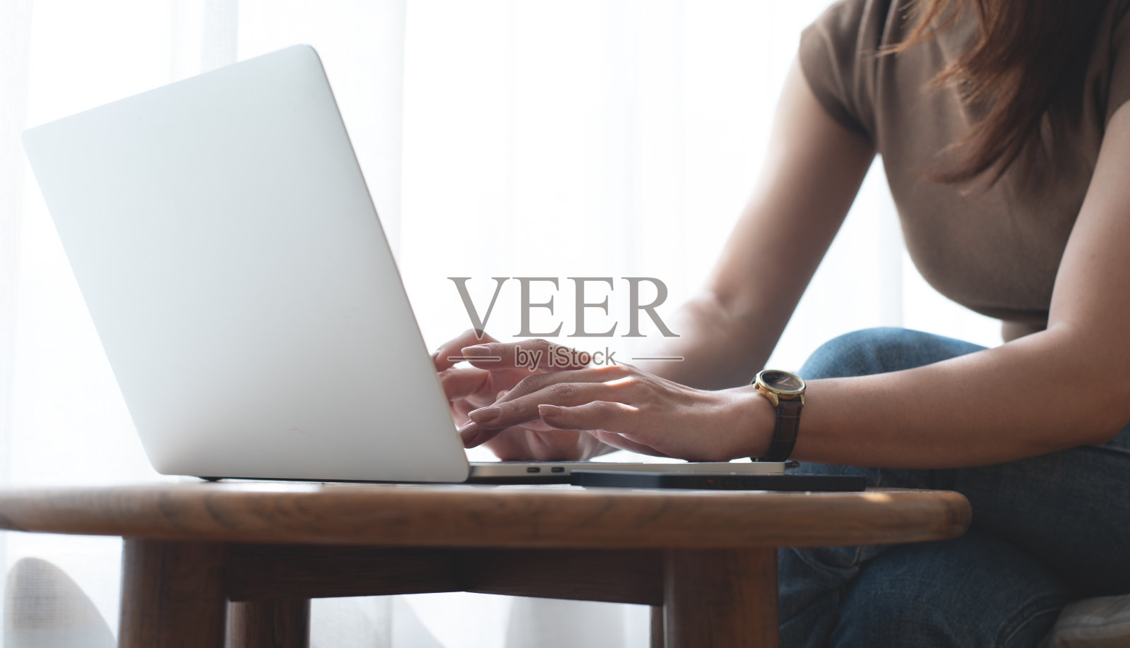 女人用手在笔记本电脑键盘上打字，在线工作，在家办公室上网。休闲商务女性忙于在咖啡店工作，近距离，自由职业者的生活方式，商业和技术照片摄影图片